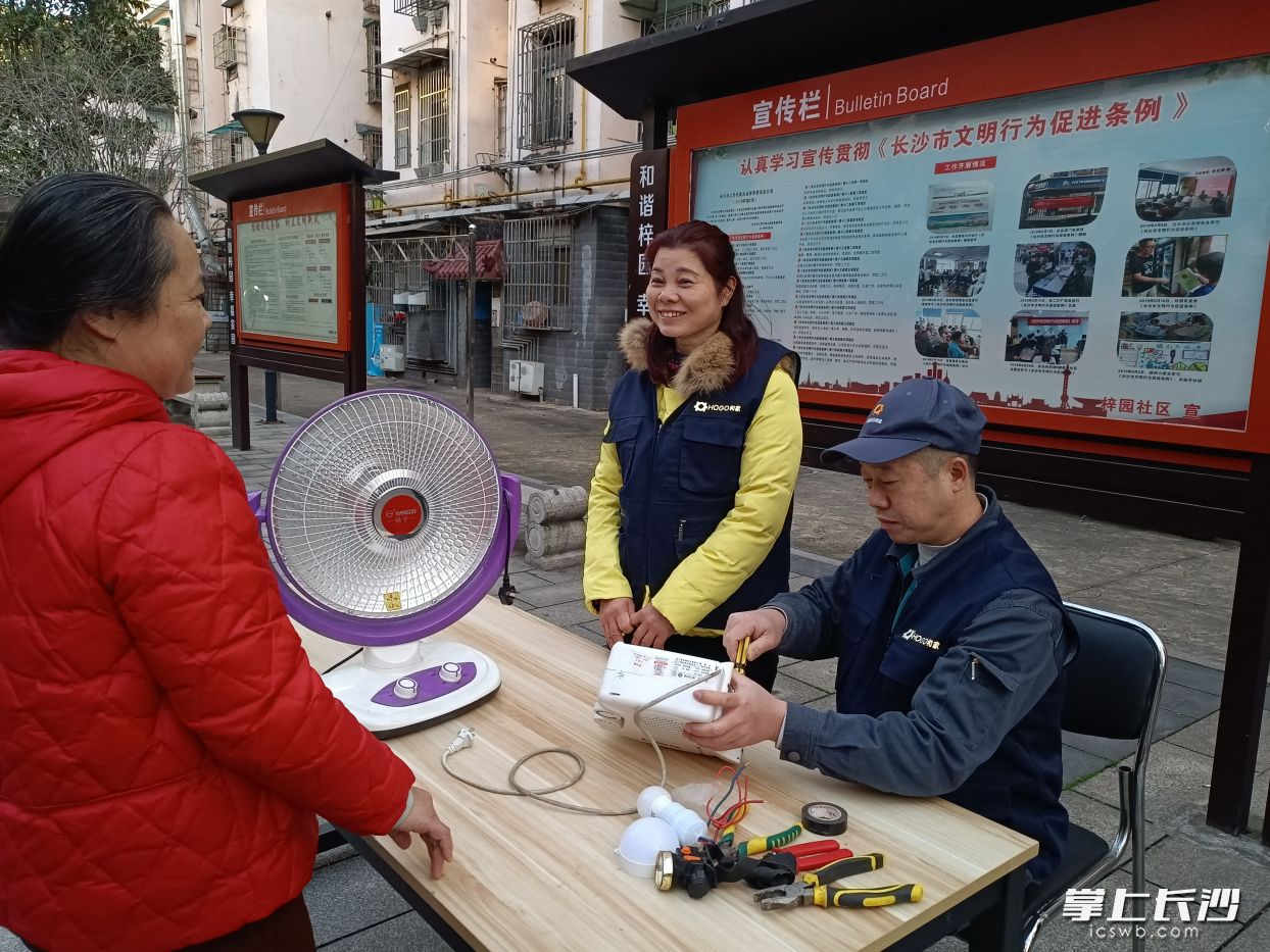 梓园社区通过“连片打包”方式，为老旧小区引进专业物管，居民们由此获得更多服务。  长沙晚报全媒体记者  胡媛媛 摄