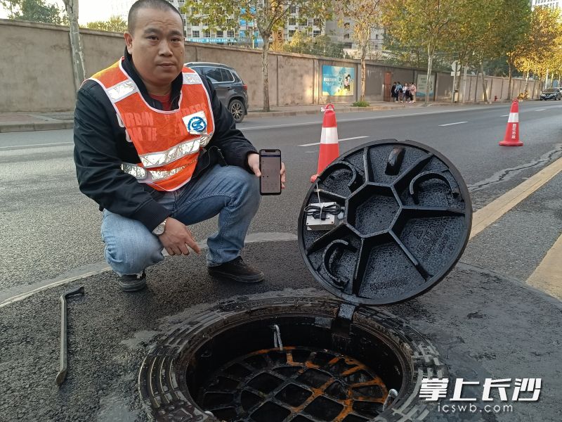 亮相雨花区圭塘路的智慧井盖，一旦出现破损移位等异常，就能发出报警工单。长沙晚报全媒体记者  胡媛媛