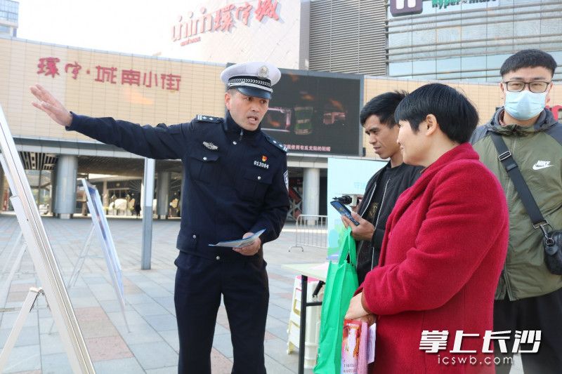 天心交警向市民传授交通安全知识。