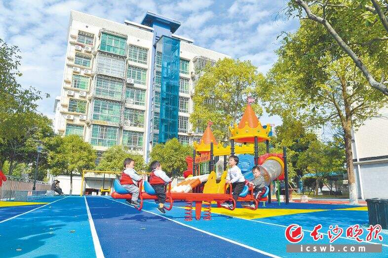 浏阳市教师新村小区，几名儿童在小区改造后的游乐场玩耍。