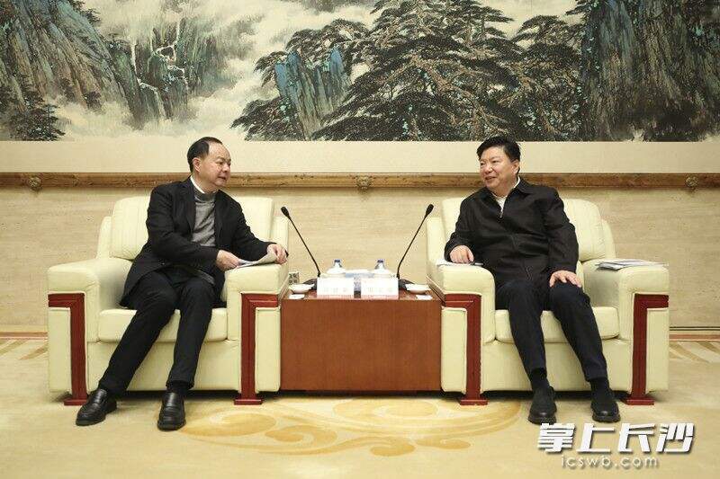 在中国五矿集团总部，郑建新与总经理、党组副书记国文清进行座谈。
