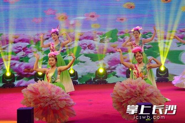 颁奖晚会在喜庆祥和的《锦绣潇湘》舞蹈中拉开帷幕。