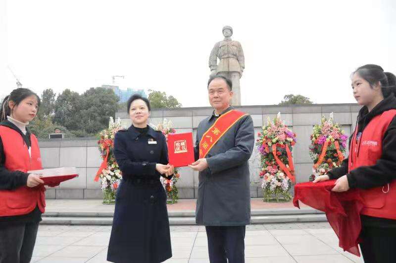 刘习明向雷锋纪念馆捐赠“全国道德模范”证书、奖章。