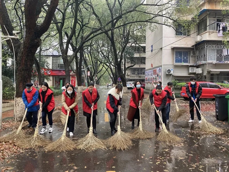 政院社区组织志愿者包括街道联点党员干部，辖区单位及社区党员志愿者、网格志愿者及楼栋长志愿者进行洁净东塘卫生大扫除活动。图片来源：政院社区