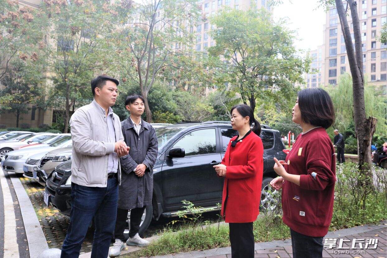 新康社区党总支书记邓向峰（左一）走访居民，了解需求以便精准服务。