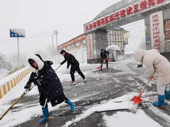 雨花“雪里红”① 以雪为令 迎风战雪！雨花党员干部群众奋战扫雪保畅一线