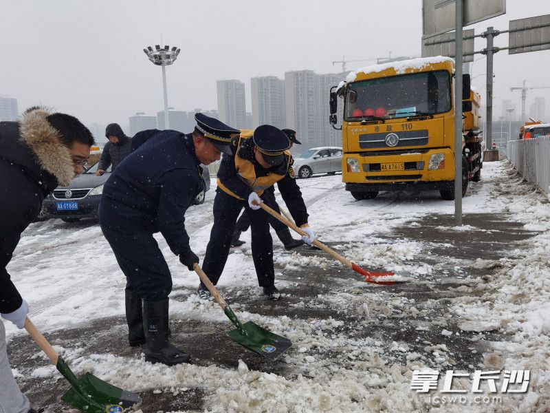 出动巡查保障及除冰扫雪车辆300余辆保安全畅通