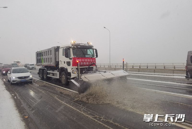 扫雪除冰车辆正在湘府路大桥上作业。长沙晚报通讯员 黄憬 供图