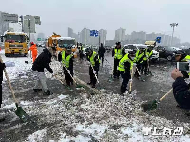 天心区城管执法大队全员上路，对辖区重要道路、桥梁、匝道进行铲冰除雪，保障出行安全。长沙晚报全媒体记者 王斌 摄