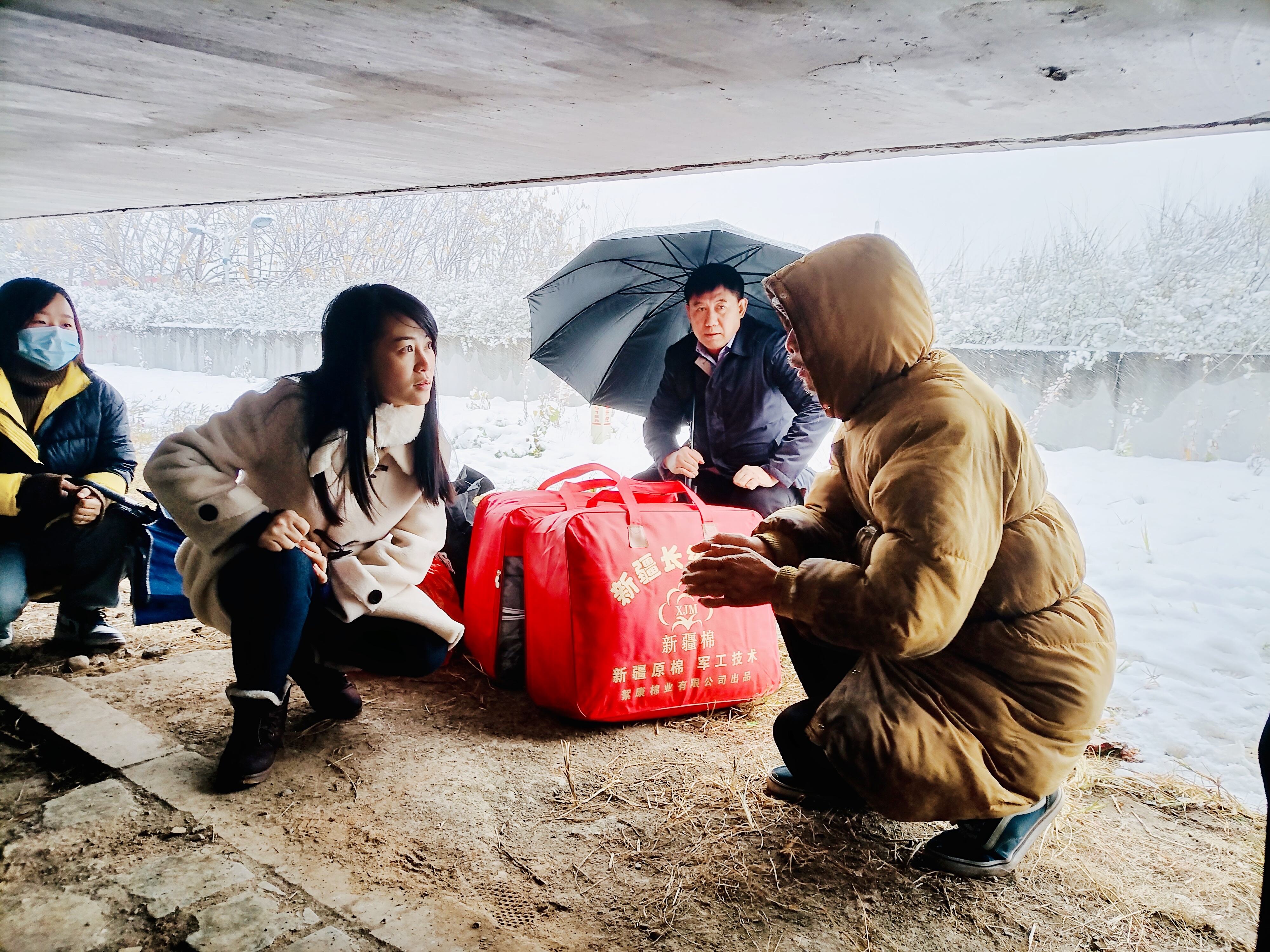 开福区政府有关负责人带领救助人员为寄居在伍家岭浏阳河桥下的流浪人员送来御寒物资。 均为通讯员 尹耀桦 供图