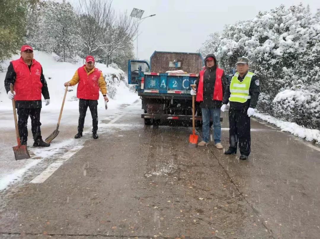 雨花“雪里红”⑦丨战冰雪、保平安！雨花扫雪除冰保畅不停歇