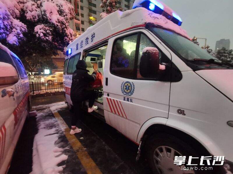 长沙市第一医院120救护车医务人员即将出车救人。由医院120调度员供图
