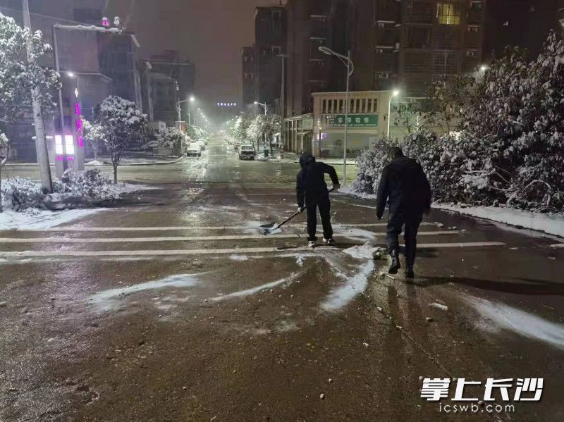 浏阳永安：除雪防滑促畅通　担当尽责保民安