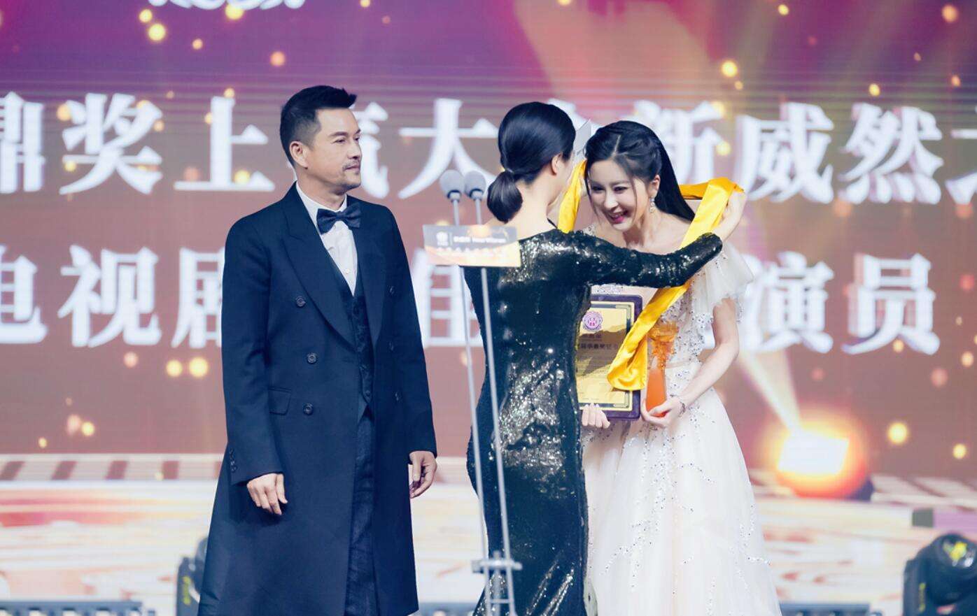 伊丽媛获华鼎奖中国百强电视剧最佳新锐演员，表示“要脚踏实地用心诠释好每一个角色”