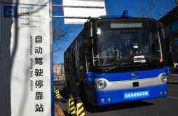 共享无人驾驶车穿梭于北京首钢园区 为游客带来绿色出行体验