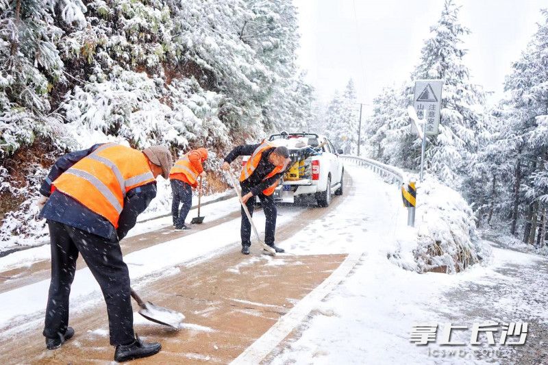 交通运输局道路运输服务中心路口中队队员在最高海拔山区公路铲雪。星沙时报全媒体记者 吴婉沁 摄