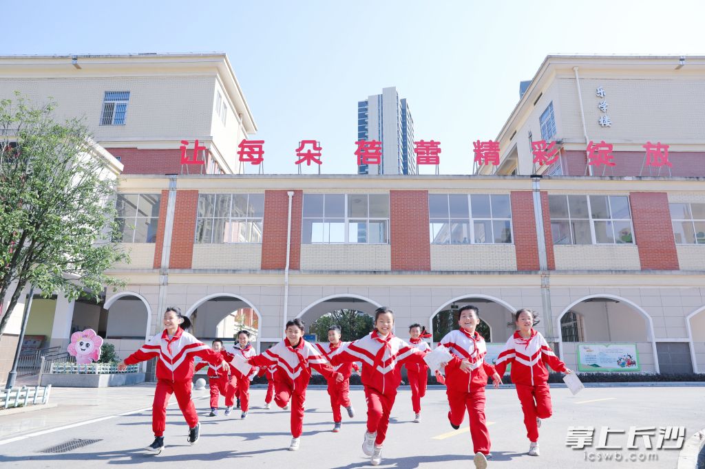 在星沙，孩子们沐浴在阳光下，如朵朵蓓蕾尽情绽放。长沙晚报通讯员李杰 摄