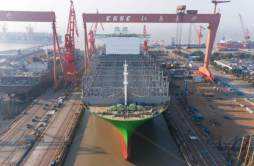 中国首制，全球最大型集装箱船在沪出坞