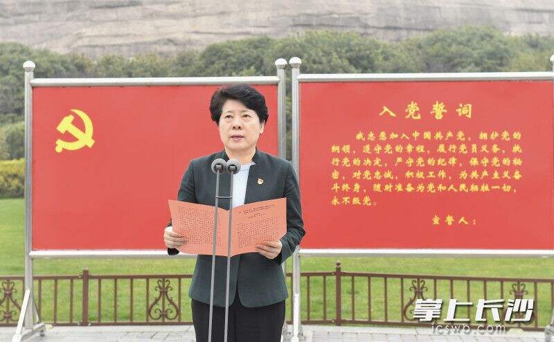 宣誓结束后，吴桂英就进一步加强班子自身建设提出要求。
