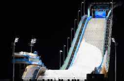 北京冬奥会竞赛场馆首钢滑雪大跳台启动赛道塑形工作