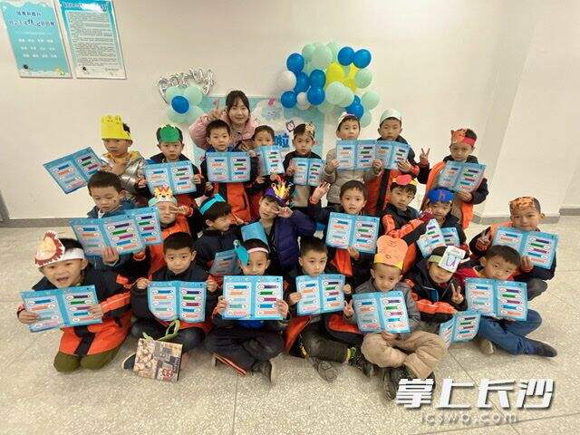 博才西江小学的孩子们展示自己的“闯关卡”。学校供图