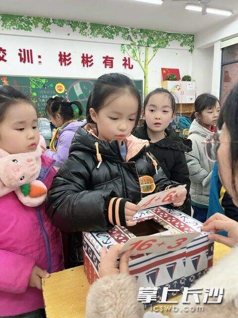 滨江小学一二年级学生正在参加无纸化测评。学校供图