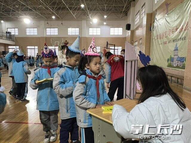 青山中心小学用“游艺闯关大挑战”代替了一二年级的纸笔检测。长沙晚报全媒体记者 刘俊 摄