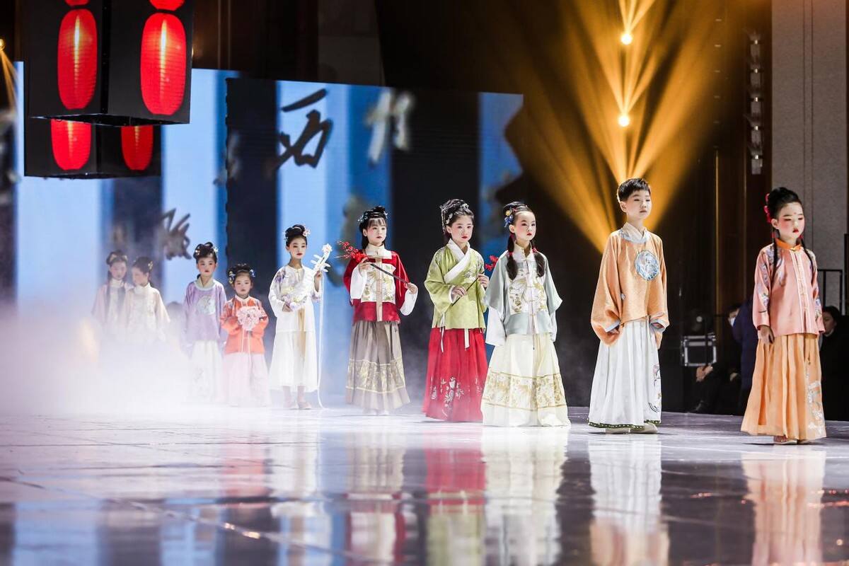 2022中国童模榜中榜时尚盛典特邀主持人叶俪恩