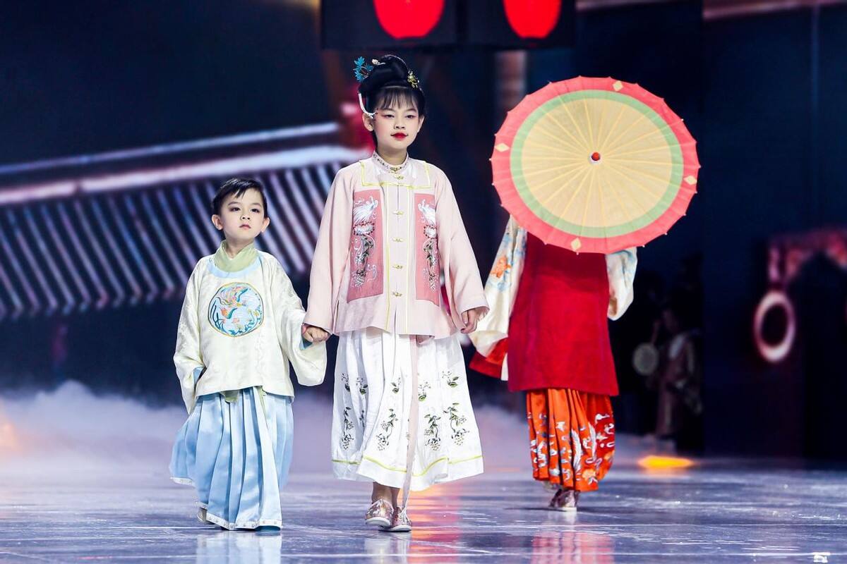 2022中国童模榜中榜时尚盛典特邀主持人邹逸辰