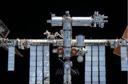 宇航员再次围绕国际空间站飞行并且对其进行拍照