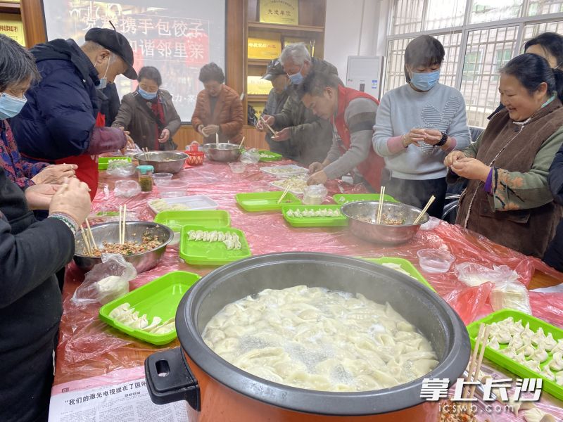 雨花区广济桥社区：“暖冬饺子宴”暖胃又暖心