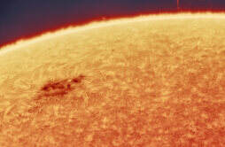 令人震惊的照片显示一朵巨大的等离子体烈焰从太阳中逸出