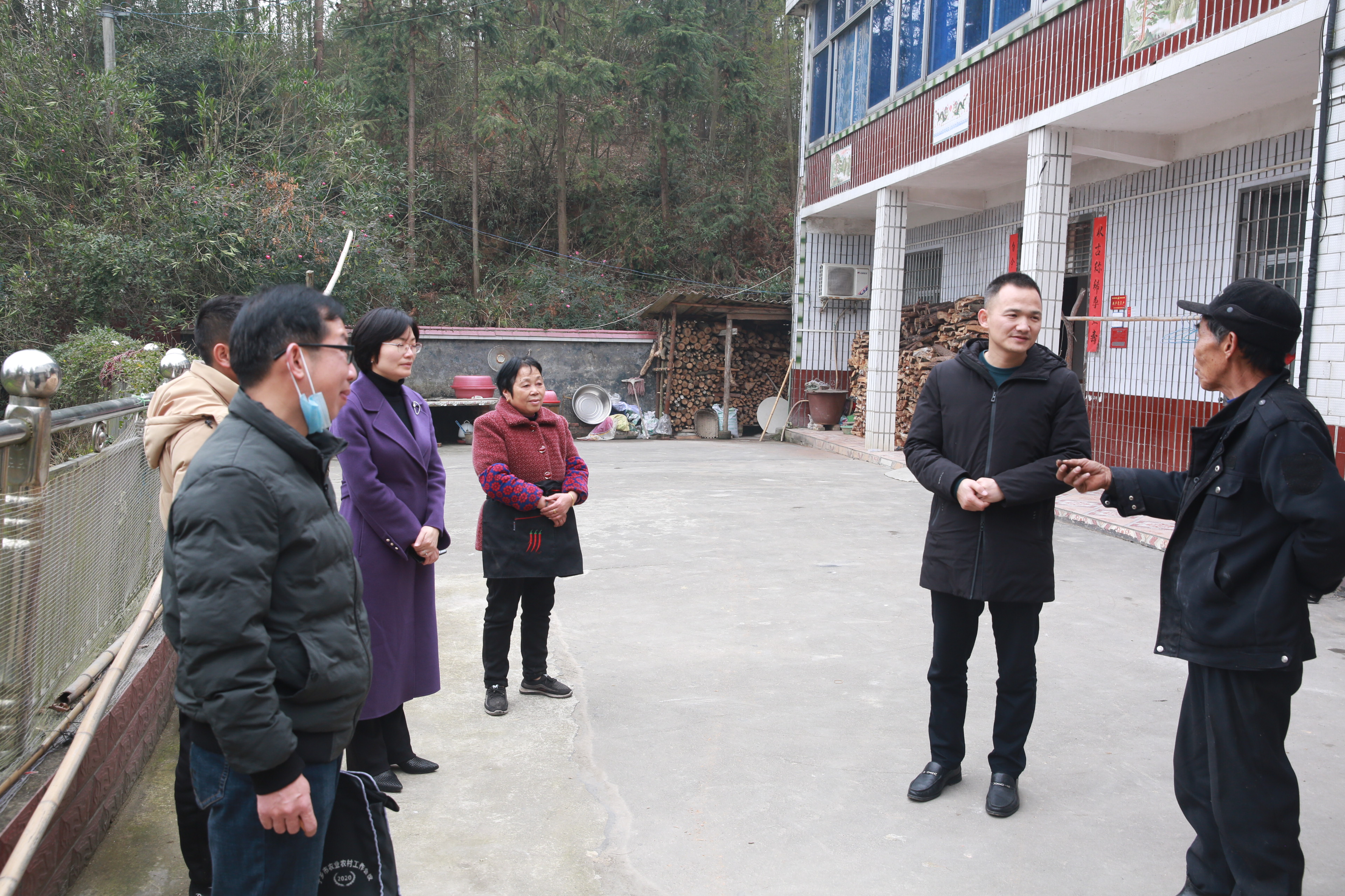 正值新春佳节来临之际，宁乡市灰汤镇通过集中关怀和走访慰问相结合的方式，让困难群众感受到党委政府的关怀和温暖。长沙晚报全媒体记者 张禹 通讯员 刘石江 张伟杰 摄影报道