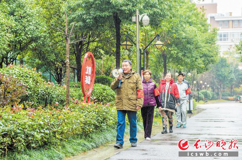 雨花区深入推进“三零”社区（村）建设，党员和热心居民争当平安家园的守护者。