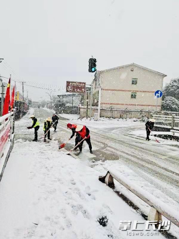 农村公路普遍比城区低温而且流量小易冰冻，开福区昨夜今晨紧急铲冰除雪保畅通。 均为通讯员姚亚敏 供图