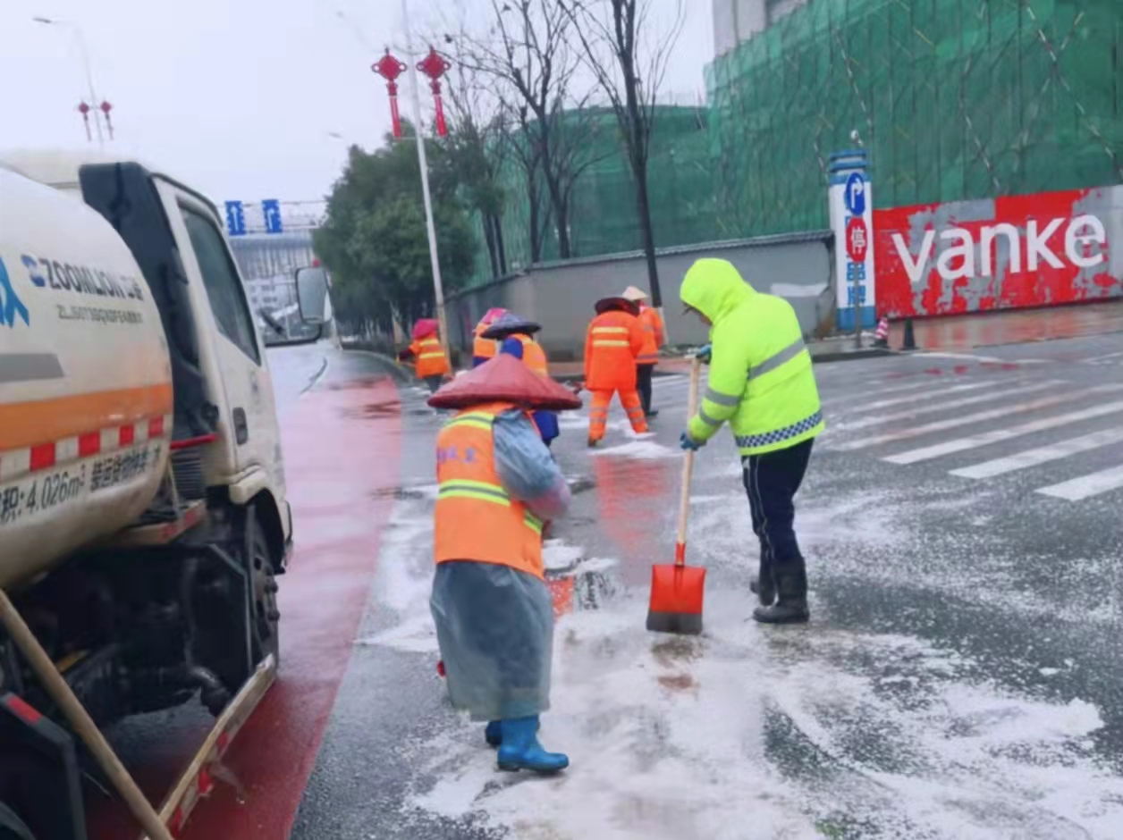 长沙遭遇降雪，雨花区环卫部门积极撒盐防冰，全力保畅安。 长沙晚报通讯员  邱艳斌 摄 