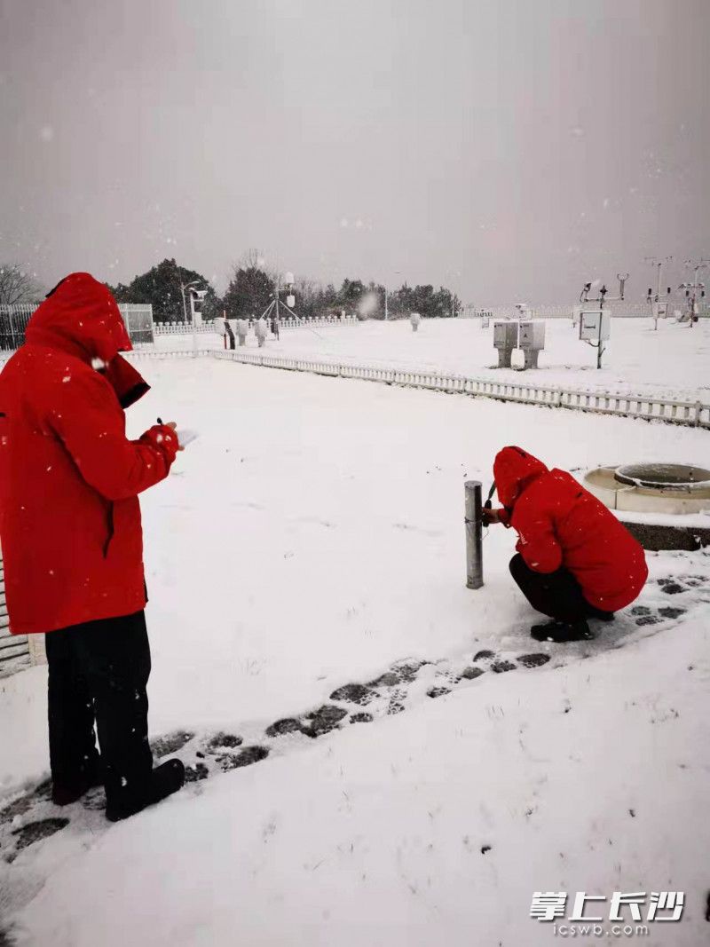 气象监测人员正在监测积雪深度