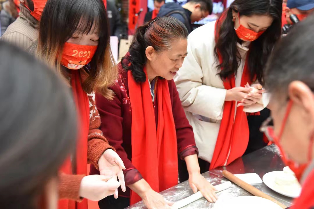 师生一起包饺子过大年。学校供图