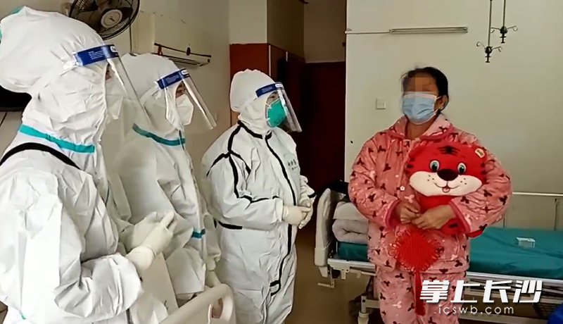 隔离病区的医护人员为病友送上新春的小礼物，并祝早日康复。