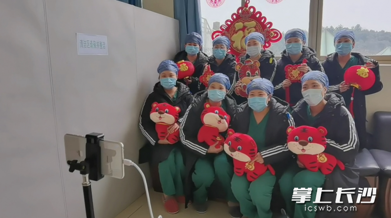 隔离病区的医务人员通过视频向家人拜年。