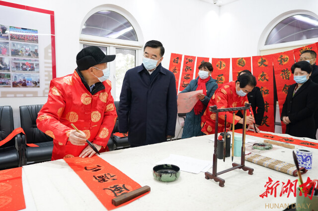 （长沙市岳麓区咸嘉湖街道咸嘉新村社区，张庆伟与社区工作人员和志愿者亲切交流。以上照片均由湖南日报全媒体记者 唐俊 摄）