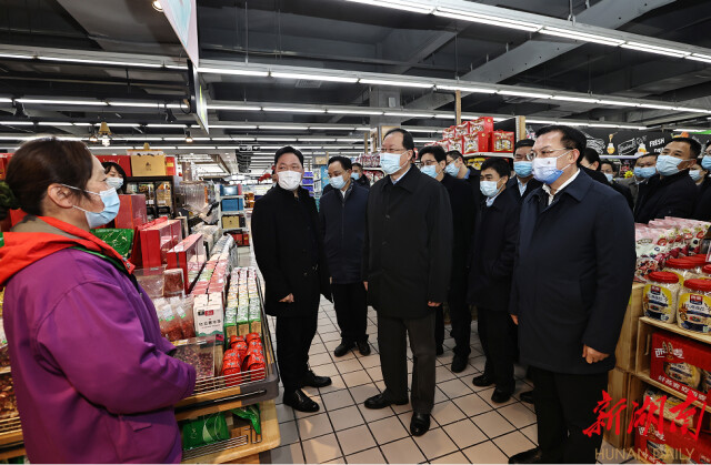 （1月30日上午，毛伟明在步步高长沙朝阳店了解节日市场保供情况。）