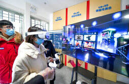 南昌火车站候车大厅内设置了冬奥“VR+5G体验区”