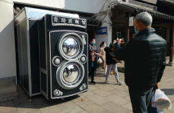 复古相机造型“自拍黑科技”亮相上海街头