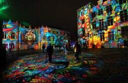 比利时布鲁塞尔灯光节举行 艺术装置绚烂夺目