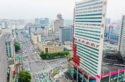 郑州市中心现20层“纸片楼”走红，楼体宛若薄薄一片