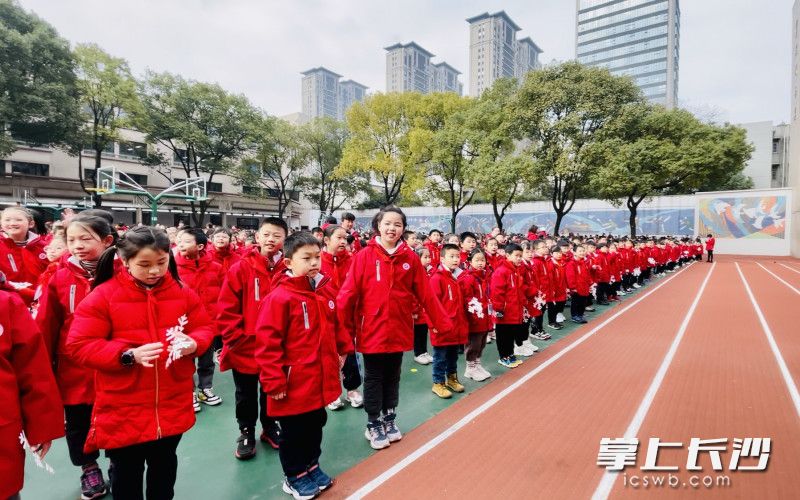 砂子塘小学的冬季校服，正是可爱的“中国红”。