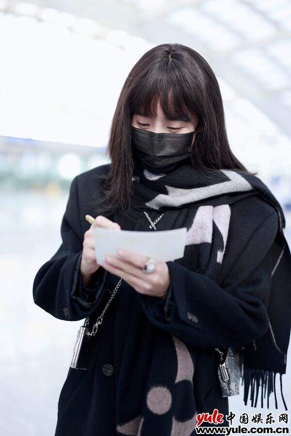 王智近日机场私服太拉风  all black造型保暖实穿