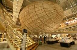 书店里的“太空飞船” 悬浮空中如星际漫游