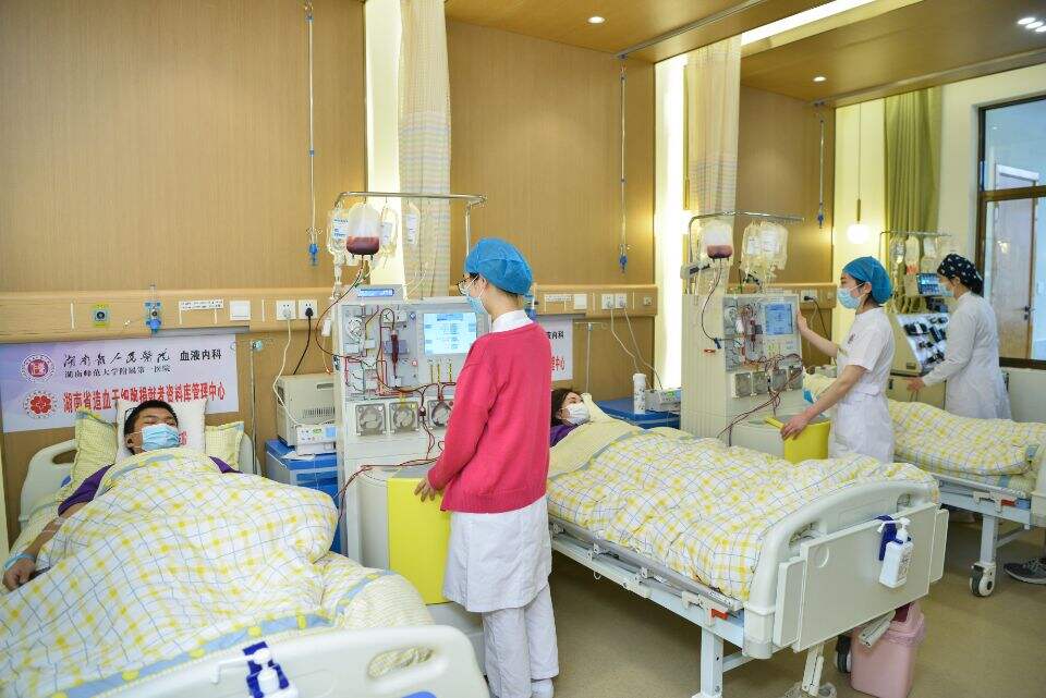 2月18日，湖南省人民医院血液内科迎来了3名志愿者，他们同时捐献造血干细胞，用爱传递生命的火种。均为长沙晚报通讯员 刘玉君 摄